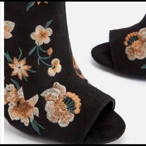 Bianka Peep Toe Bootie Black Floral Size 9 New